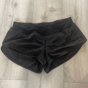 Lululemon size 6 speed up shorts 2.5 inseam.